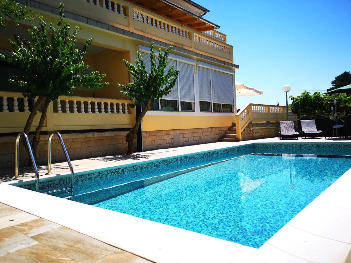 Apartments With A Swimming Pool Banjol, Rab - 11382 Екстериор снимка