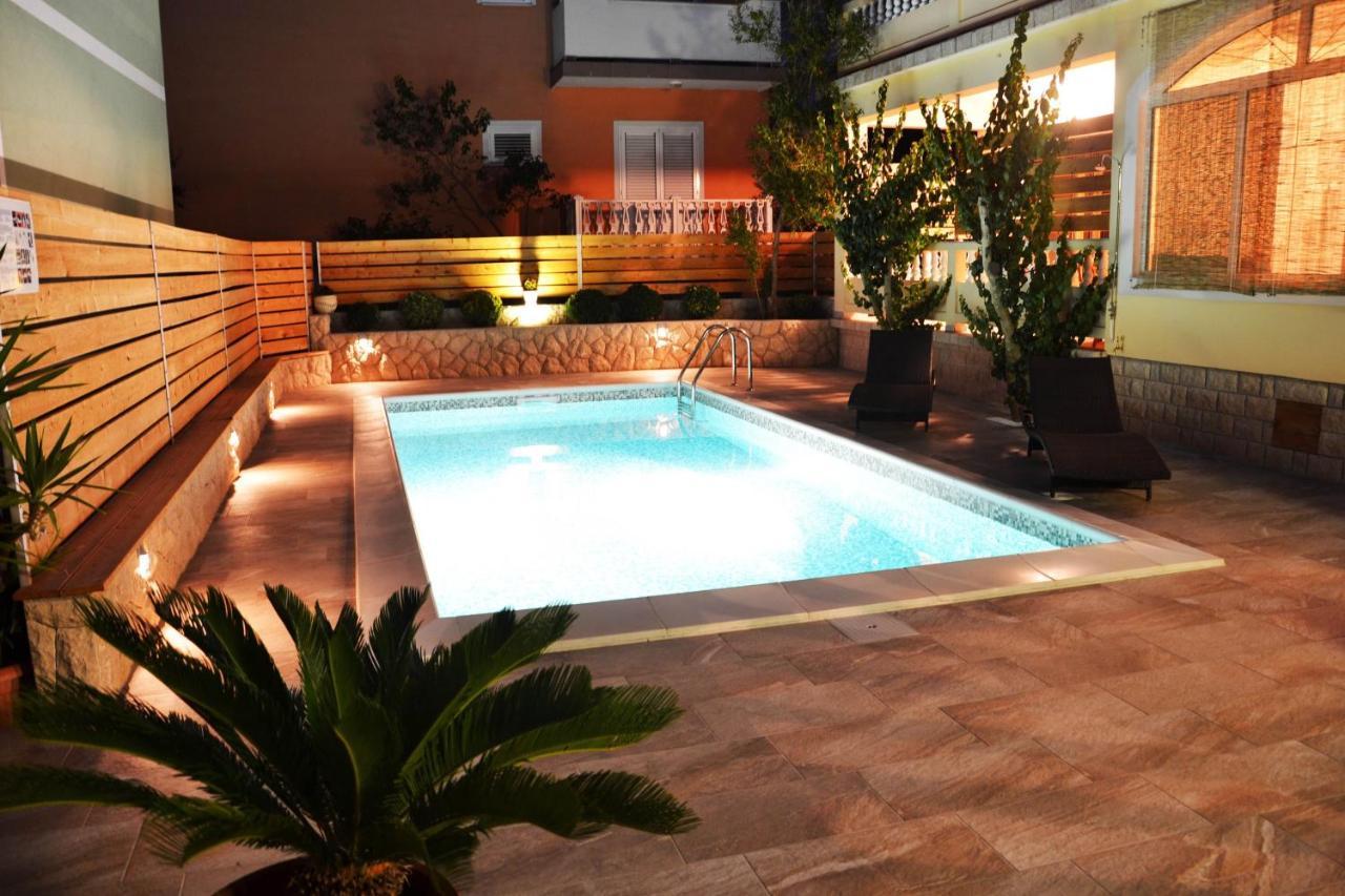 Apartments With A Swimming Pool Banjol, Rab - 11382 Екстериор снимка