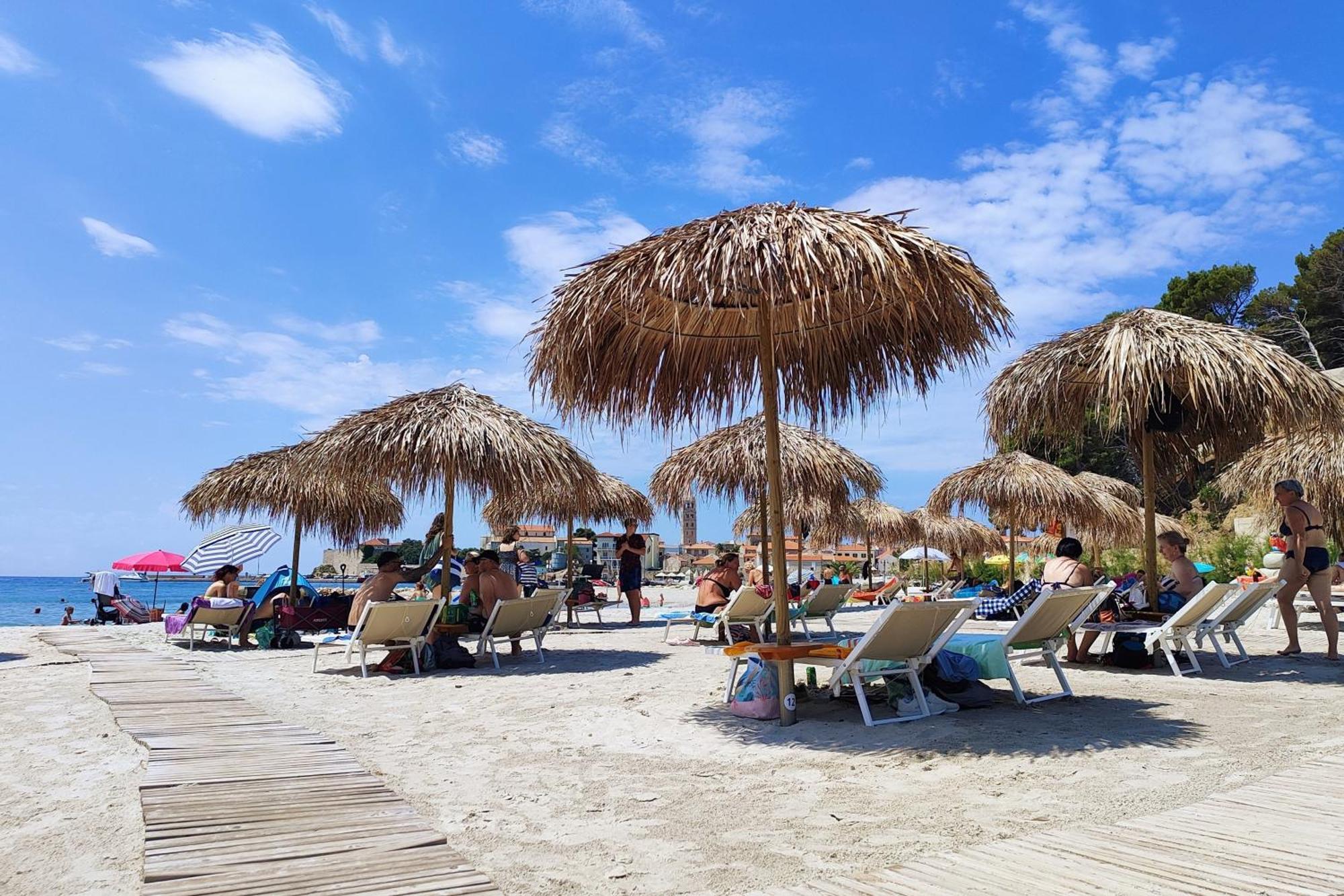 Apartments With A Swimming Pool Banjol, Rab - 11382 Екстериор снимка