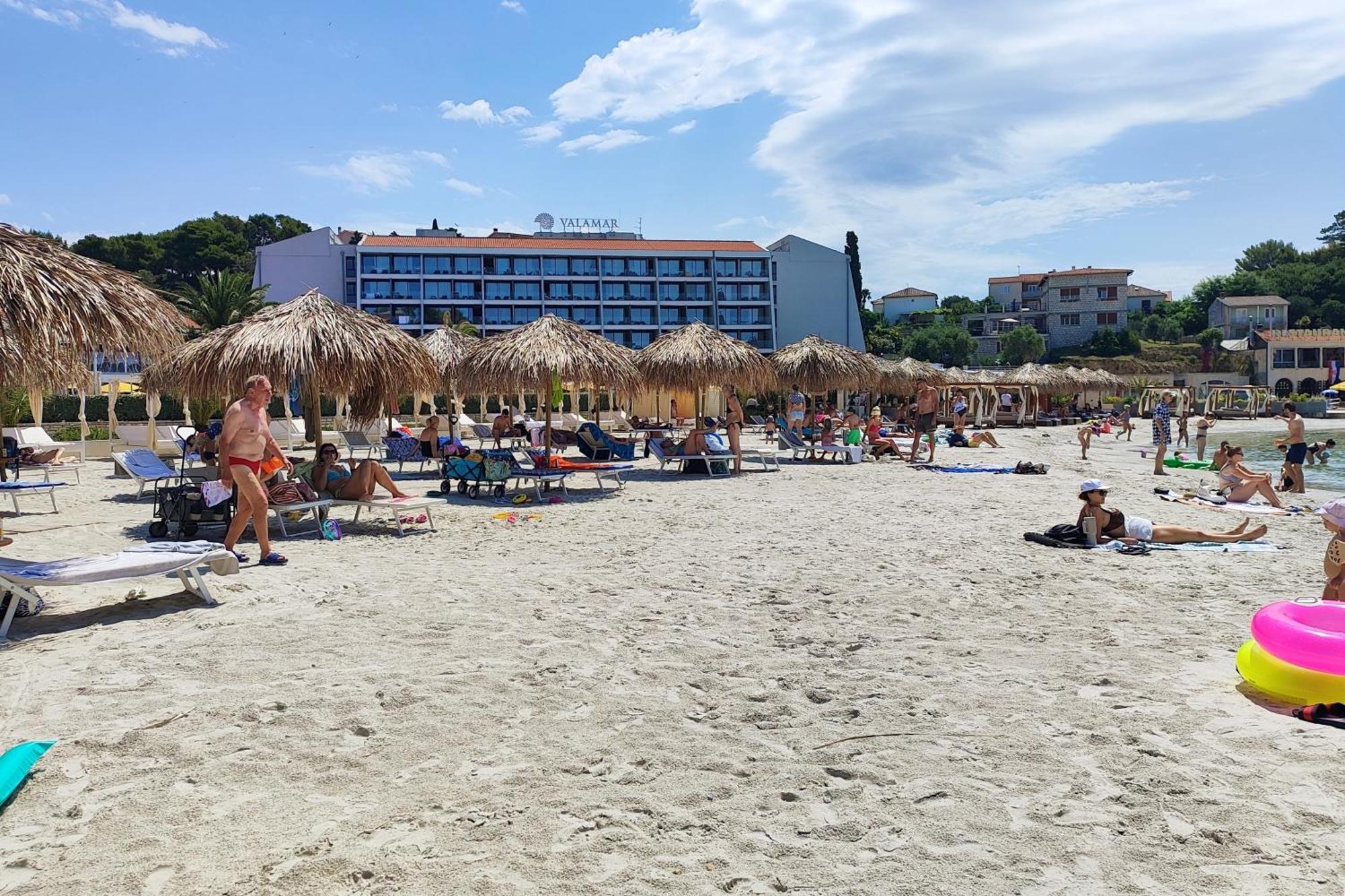 Apartments With A Swimming Pool Banjol, Rab - 11382 Екстериор снимка